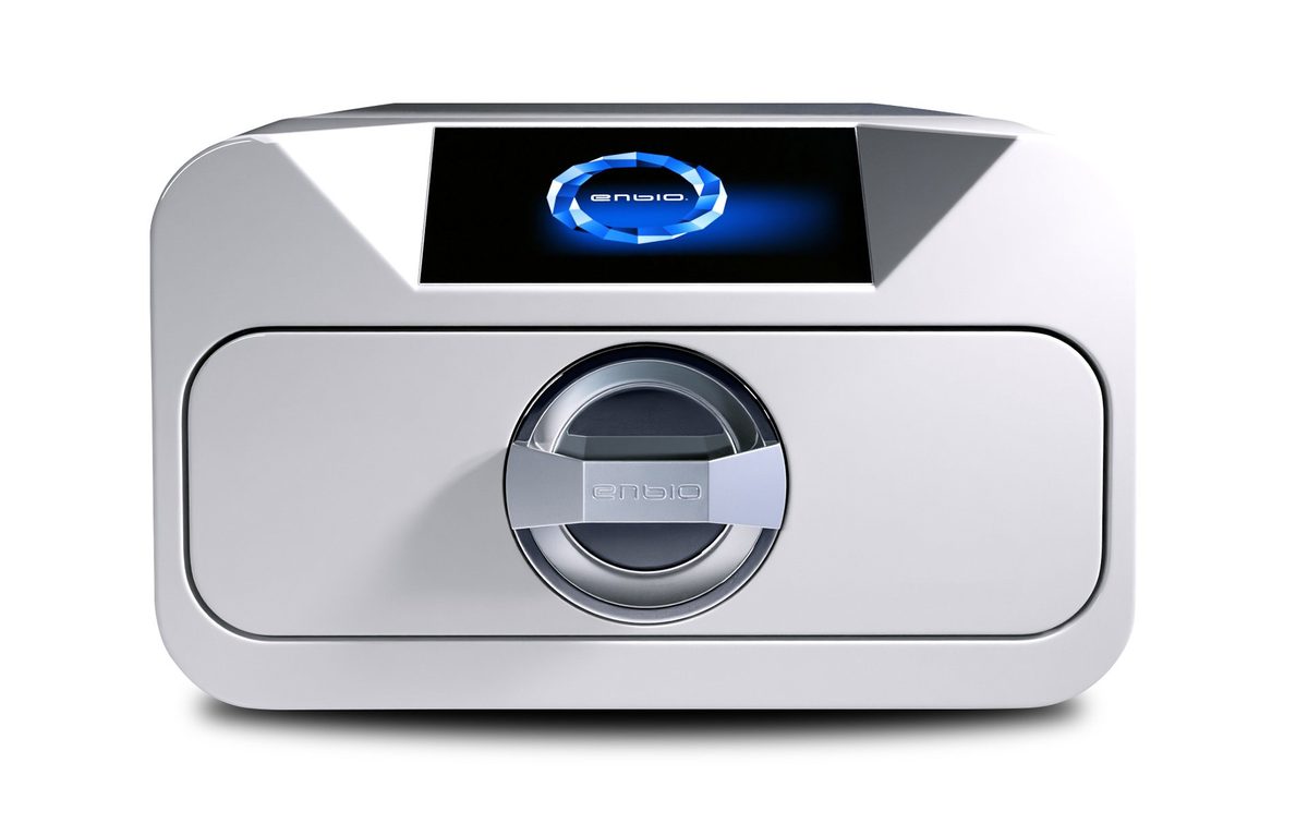 Autoclave Enbio S Clase B blanco, vista frontal con pantalla y cierre metálico